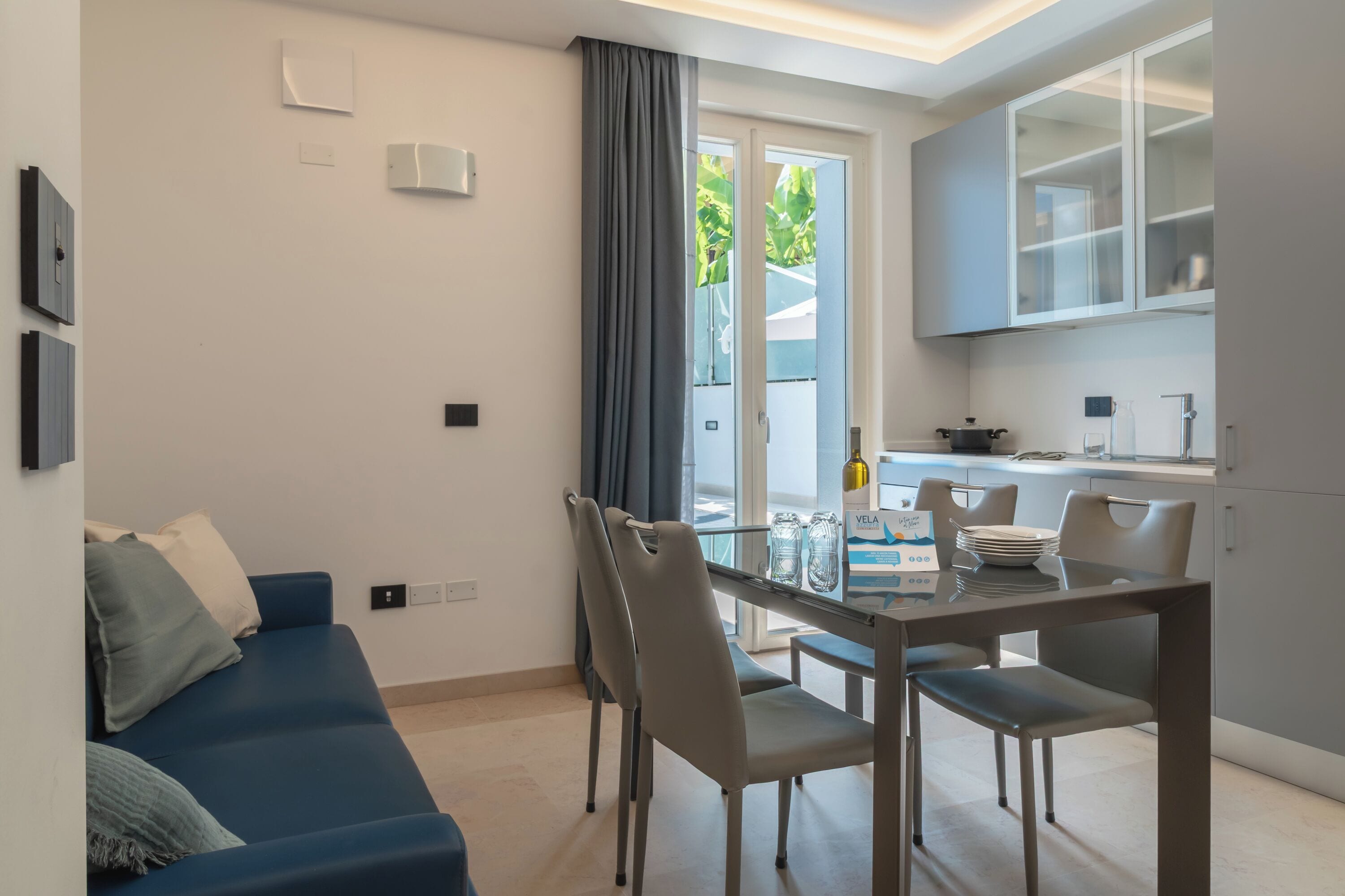 Leilighet – deluxe, 1 kingsize-seng med sovesofa | Oppholdsområde | En 32-tommers smart-TV med Parabol-TV samt oppvarmet gulv