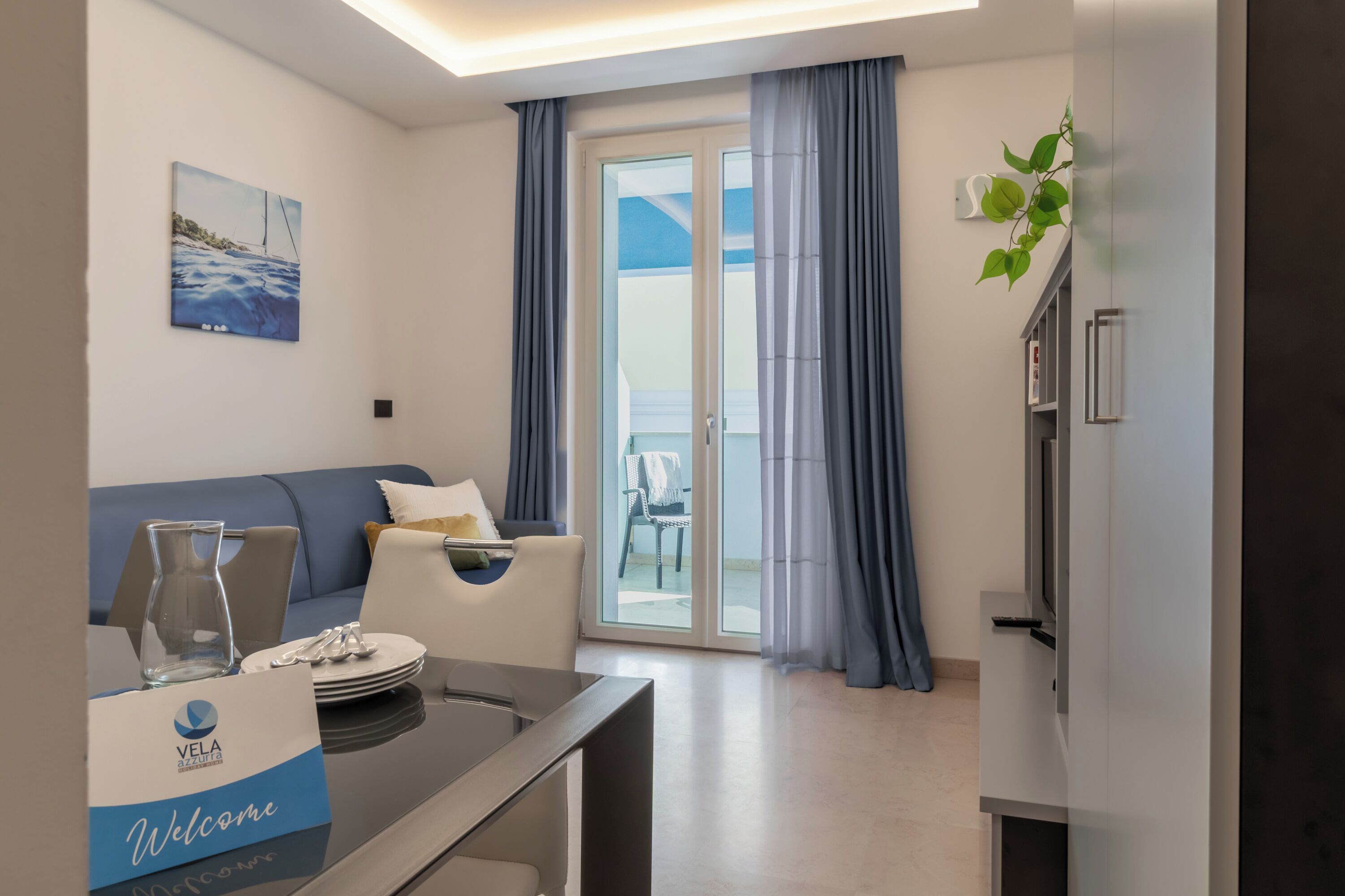 Leilighet – premium, sjøutsikt | Oppholdsområde | En 32-tommers smart-TV med Parabol-TV samt oppvarmet gulv