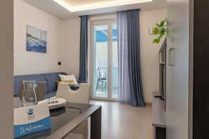 Premium Apartment, Sea View | Ruang tamu | 32 inci sebuah televisyen pintar dengan satelit, lantai dipanaskan 