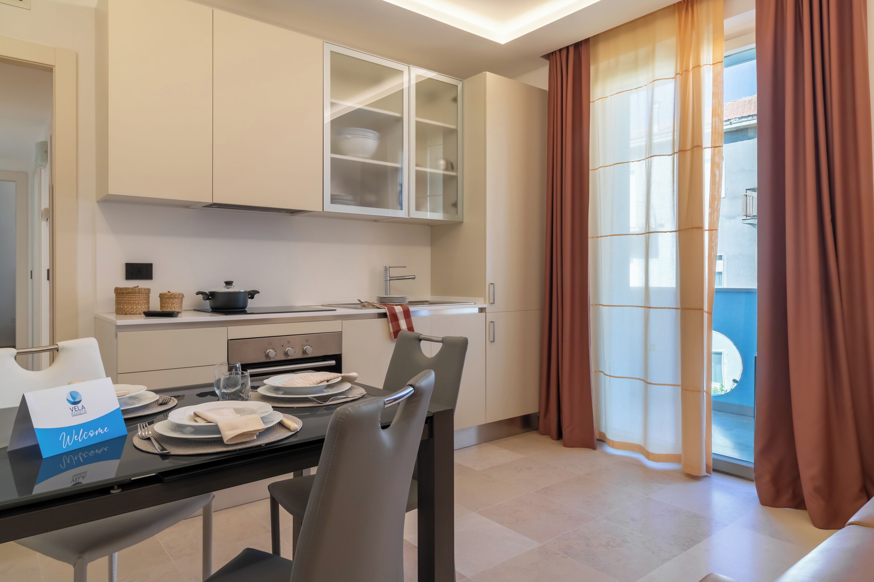 Appartamento familiare, vista mare | Cucina privata | Frigorifero con congelatore, forno, piano cottura, lavastoviglie