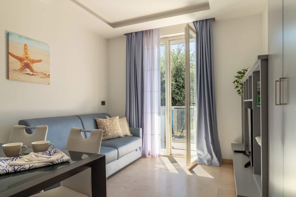 Superior-Apartment, 1 King-Bett und Schlafsofa, Meerblick | Wohnbereich