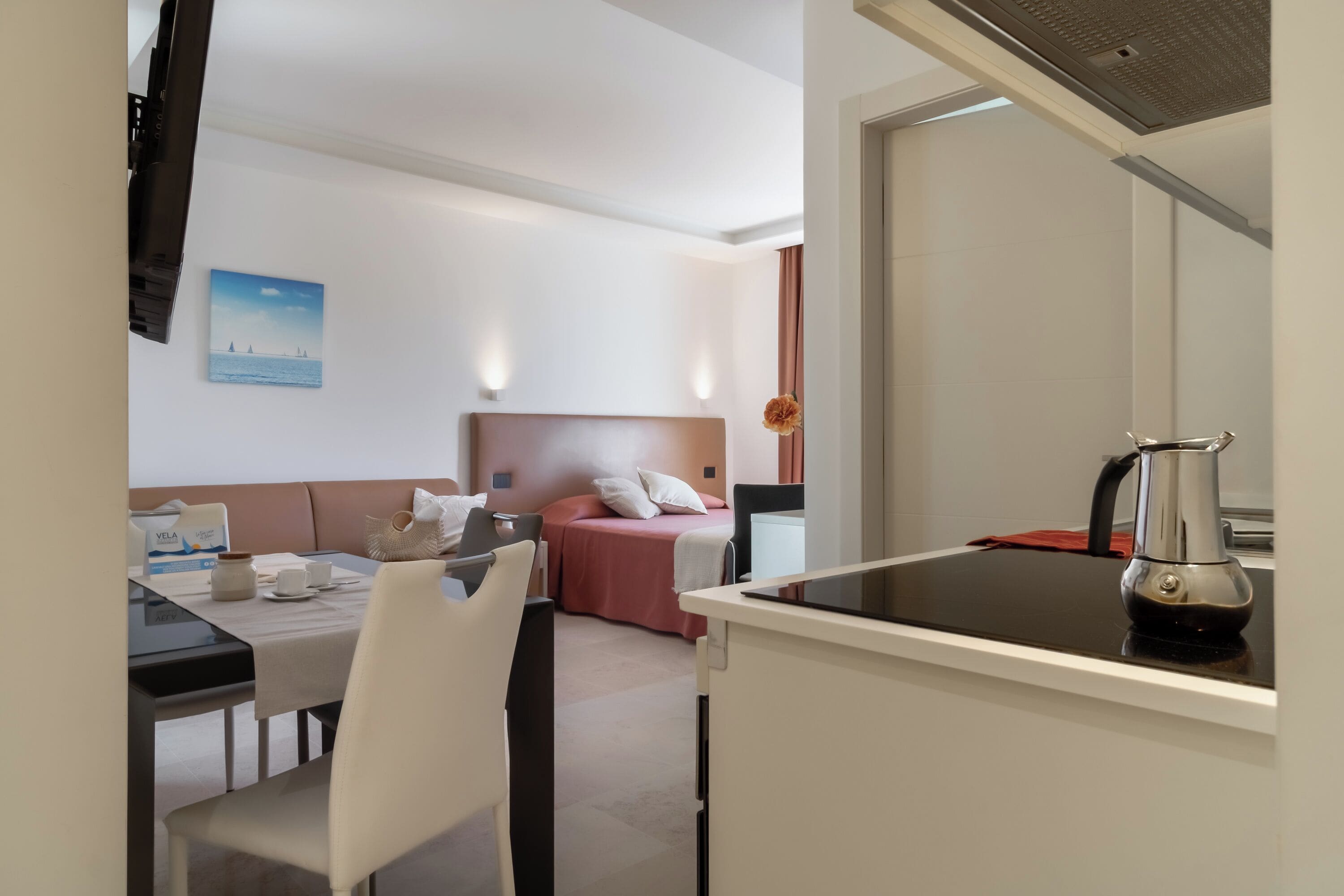 Studio – superior, 1 kingsize-seng med sovesofa, sjøutsikt | Oppholdsområde | En 32-tommers smart-TV med Parabol-TV samt oppvarmet gulv