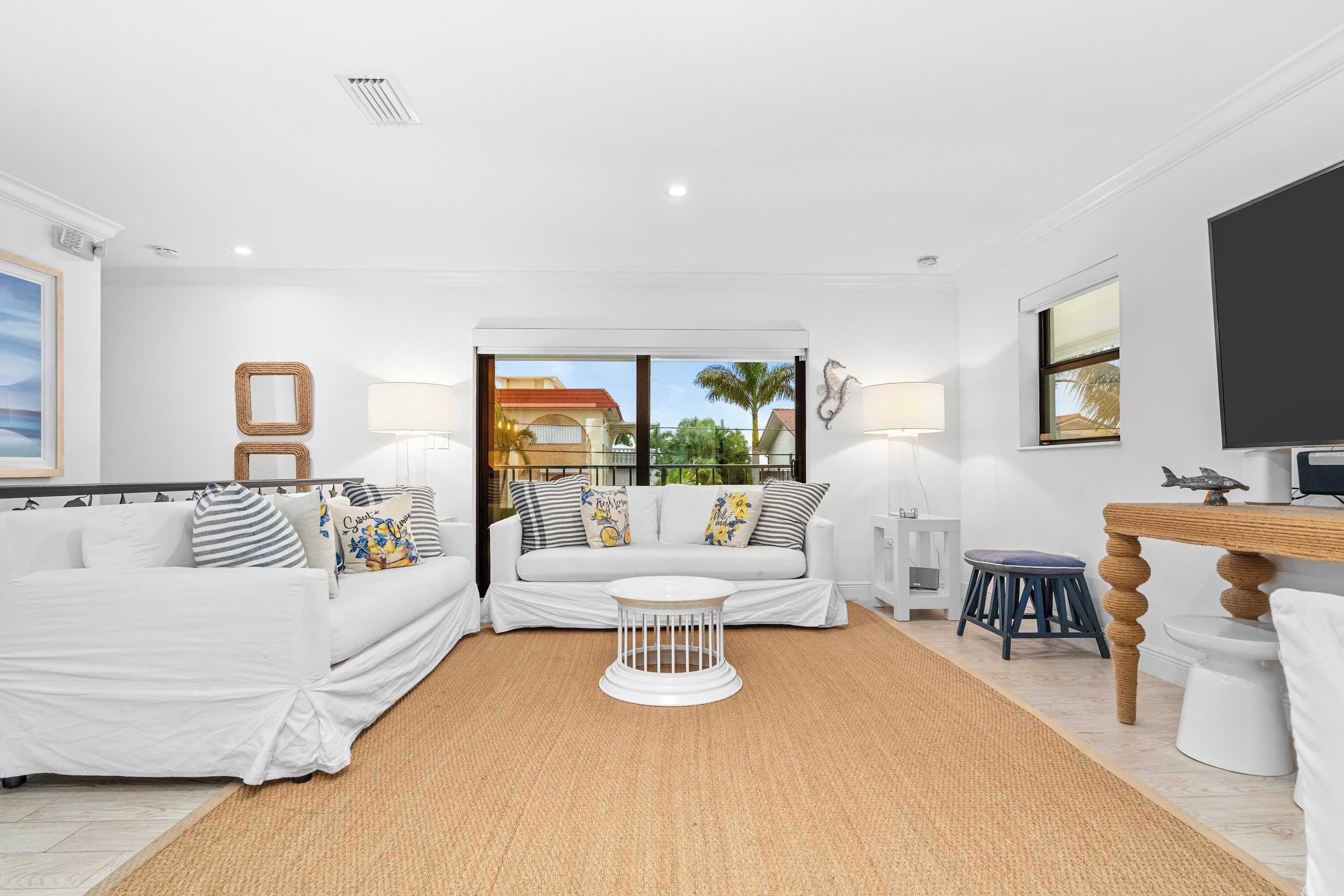 Smart TV, table tennis, books, stereo