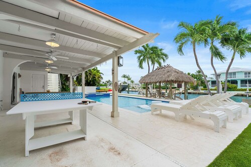 Deep Blue ~ Waterfront Gem ~ Pool ~ Kayaks ~ Dock