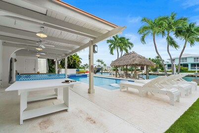 Deep Blue ~ Waterfront Gem ~ Pool ~ Kayaks ~ Dock