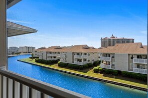 Interior - 2 bedroom 2 bath condo. Sleeps 7. Walking distance to beach. Outdoor pool. (North Myrtle Beach)