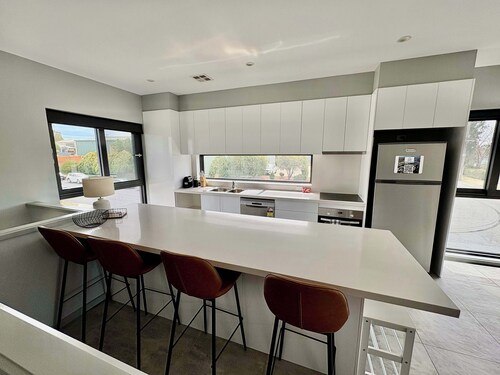 Quite and large 2 bedroom - Sleeps 6 - 2 bathrooms