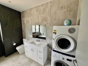 Dusche, Haartrockner, Handtücher