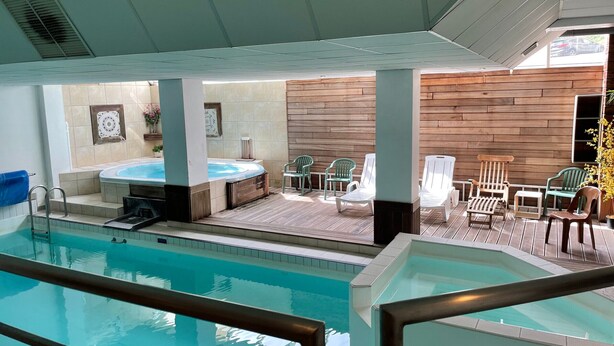 An indoor swimming pool with a hot tub and lounge chairs. - Gourette Studio 4 pers, Slope View, WIFI, Pets (Gourette)