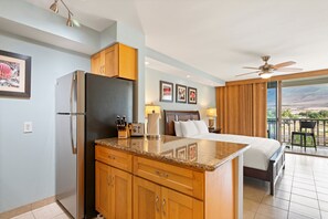 Iron/ironing board, free WiFi, bed sheets, wheelchair access - Charming Studio by the Beach – Lahaina Shores 420 (Lahaina)