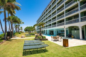 Outdoor dining - Charming Studio by the Beach – Lahaina Shores 420 (Lahaina)