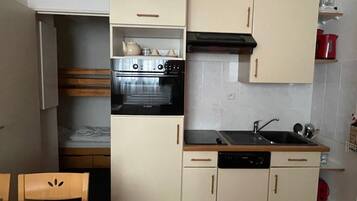 Kylskåp, mikrovågsugn och diskmaskin