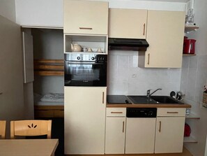 Kylskåp, mikrovågsugn och diskmaskin