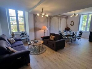 TV - Peaceful cottage in castle with garden, air conditioning (Louchy-Montfand)