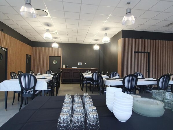 Dining - Group Cottage up to 36 People, Garden and Wifi (Louchy-Montfand)