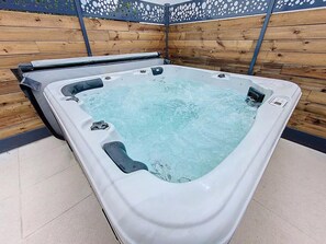Outdoor spa tub - Family house with heated pool in Hauteville-sur-Mer (Hauteville-sur-Mer)