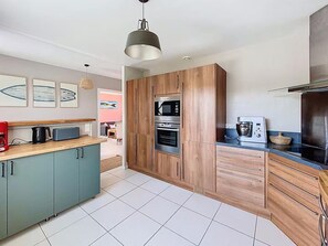 Fridge, microwave, dishwasher, coffee/tea maker - Family house with heated pool in Hauteville-sur-Mer (Hauteville-sur-Mer)