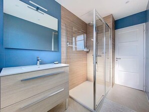 Bathroom - Family house with heated pool in Hauteville-sur-Mer (Hauteville-sur-Mer)