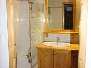 Hair dryer - 2-bedroom apartment, ski-in/ski-out, parking, sleeps 6 (Les Carroz d'Arâches)