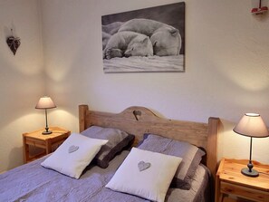2 bedrooms, free WiFi - 2-bedroom apartment, ski-in/ski-out, parking, sleeps 6 (Les Carroz d'Arâches)