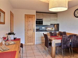Dining - 2-bedroom apartment, ski-in/ski-out, parking, sleeps 6 (Les Carroz d'Arâches)