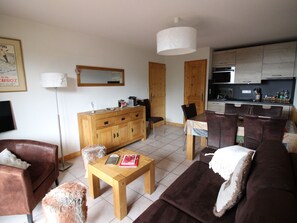 TV - 2-bedroom apartment, ski-in/ski-out, parking, sleeps 6 (Les Carroz d'Arâches)