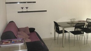 Unclassified image, 4 of 9, button - Modern studio in Balaruc-les-Bains with 2 beds (Balaruc-les-Bains)