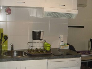 Fridge, microwave, oven, stovetop - Modern studio in Balaruc-les-Bains with 2 beds (Balaruc-les-Bains)