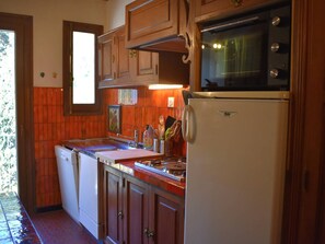Coffee/tea maker, fridge, microwave, dishwasher - Spacious Duplex for 8 with Pyrenees View (Font-Romeu-Odeillo-Via)