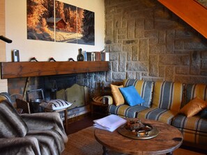 TV - Spacious Duplex for 8 with Pyrenees View (Font-Romeu-Odeillo-Via)