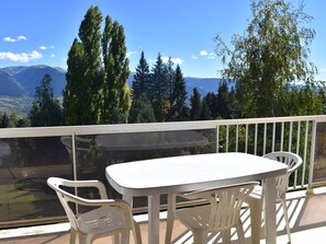 Outdoor dining - Spacious Duplex for 8 with Pyrenees View (Font-Romeu-Odeillo-Via)