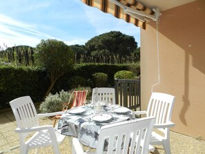 Outdoor dining - Studio in Bormes-les-Mimosas with beach access, terrace and parking (Bormes-les-Mimosas)
