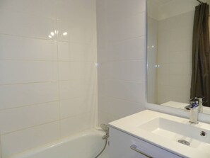 Bathroom - Studio in Bormes-les-Mimosas with beach access, terrace and parking (Bormes-les-Mimosas)