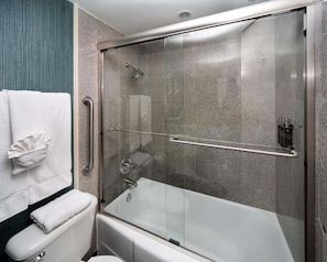 Secador de cabelo, toalhas de banho