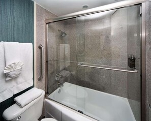 Secador de cabelo, toalhas de banho