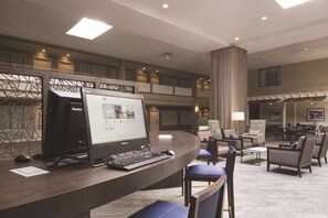 Business centre - 2 Queens + Free Parking & Shuttle & Gym (Laurel)