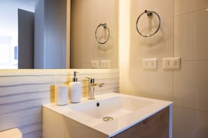 Shower, hair dryer, towels - Family-friendly Apartment, Pool & Panoramic Views (Ñuñoa)