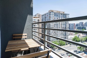 Outdoor dining - Family-friendly Apartment, Pool & Panoramic Views (Ñuñoa)