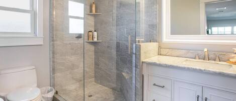 Dusche, Haartrockner, Handtücher, Seife