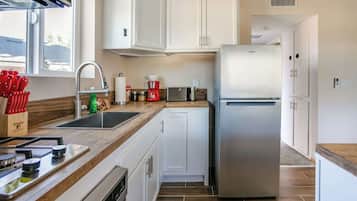 Microwave, stovetop, dishwasher, coffee/tea maker