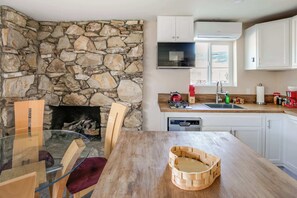 Microwave, stovetop, dishwasher, coffee/tea maker - Cozy 1BR Guest House with Mountain View in Simi Valley (Simi Valley)