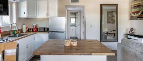 Mikrobølgeovn, kokeplater, oppvaskmaskin og kaffetrakter/tekoker