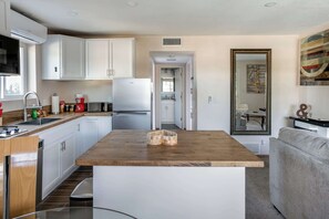 Microwave, stovetop, dishwasher, coffee/tea maker - Cozy 1BR Guest House with Mountain View in Simi Valley (Simi Valley)