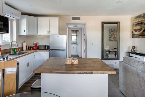 Cozy 1BR Guest House with Mountain View in Simi Valley