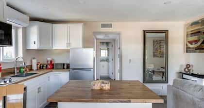 Cozy 1BR Guest House with Mountain View in Simi Valley