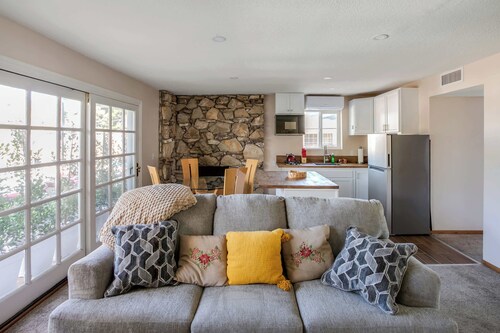 Cozy 1BR Guest House with Mountain View in Simi Valley