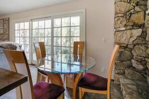 Dining - Cozy 1BR Guest House with Mountain View in Simi Valley (Simi Valley)
