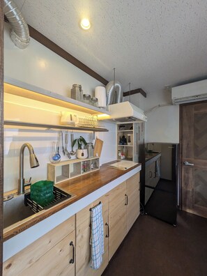 Fridge, microwave, stovetop, electric kettle - 1-bedroom apartment Live Like a Local in Tokyo Your Home Away From Home (Bunkyo-ku)