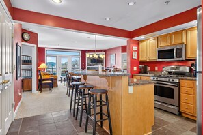 Køleskab, mikrobølgeovn, kogeplade, opvaskemaskine