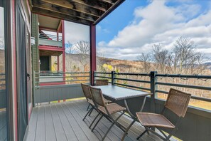 Outdoor dining - The Lodges at Sunrise Birches B202 ski on ski off with a wonderful community sports center. (Killington)